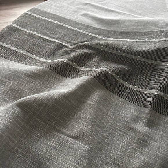 Gray and White Tassel Large Table cloth. - Picture 7 of 7